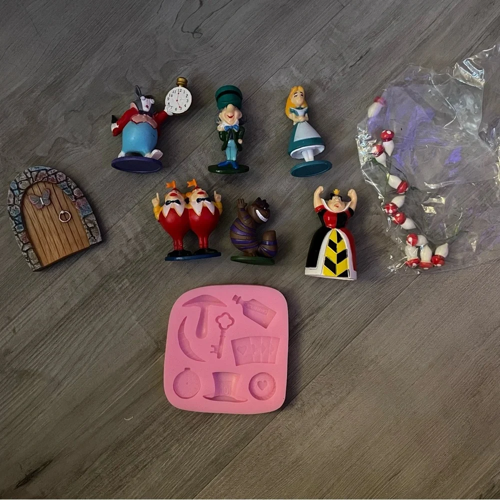Alice in Wonderland cake decorations